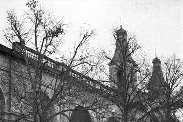 Kilátás a Városliget és Zugló felé, előtérben a Hermina (Május 1.) út, középen a Közlekedési Múzeum épülete., 1966. Forrás: Fortepan / Chuckyeager tumblr
