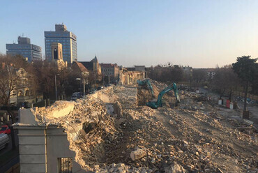 A Közlekedési Múzeum épületének bontása, 2016. Forrás: Facebook, Magyar Műszaki és Közlekedési Múzeum
