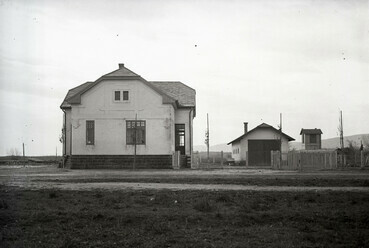 Alsóörs, a kikötői őrház. Leltári jelzet: MMKM TEMGY 2019.1.1. 0950, év: 1920 / Forrás: Fortepan 183437 / Magyar Műszaki és Közlekedési Múzeum / BAHART Archívum
