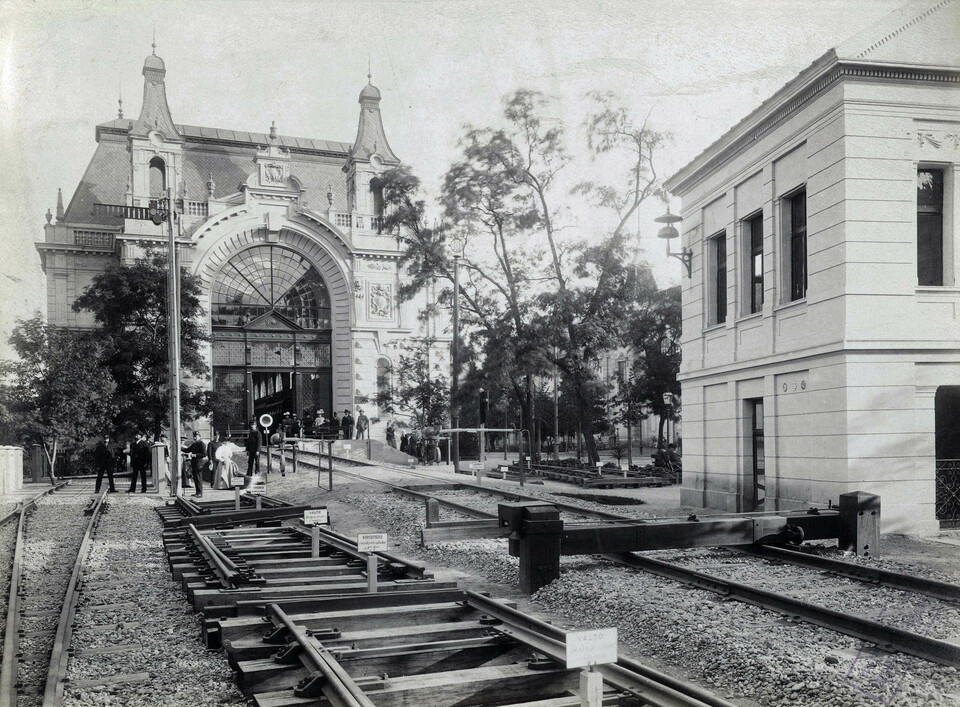 A millenniumi kiállításra épített Közlekedési csarnok északi bejárata a Zichy Mihály út felől nézve. A felvétel 1896-ban készült. Forrás: Fortepan / Budapest Főváros Levéltára. Levéltári jelzet: HU.BFL.XV.19.d.1.10.111