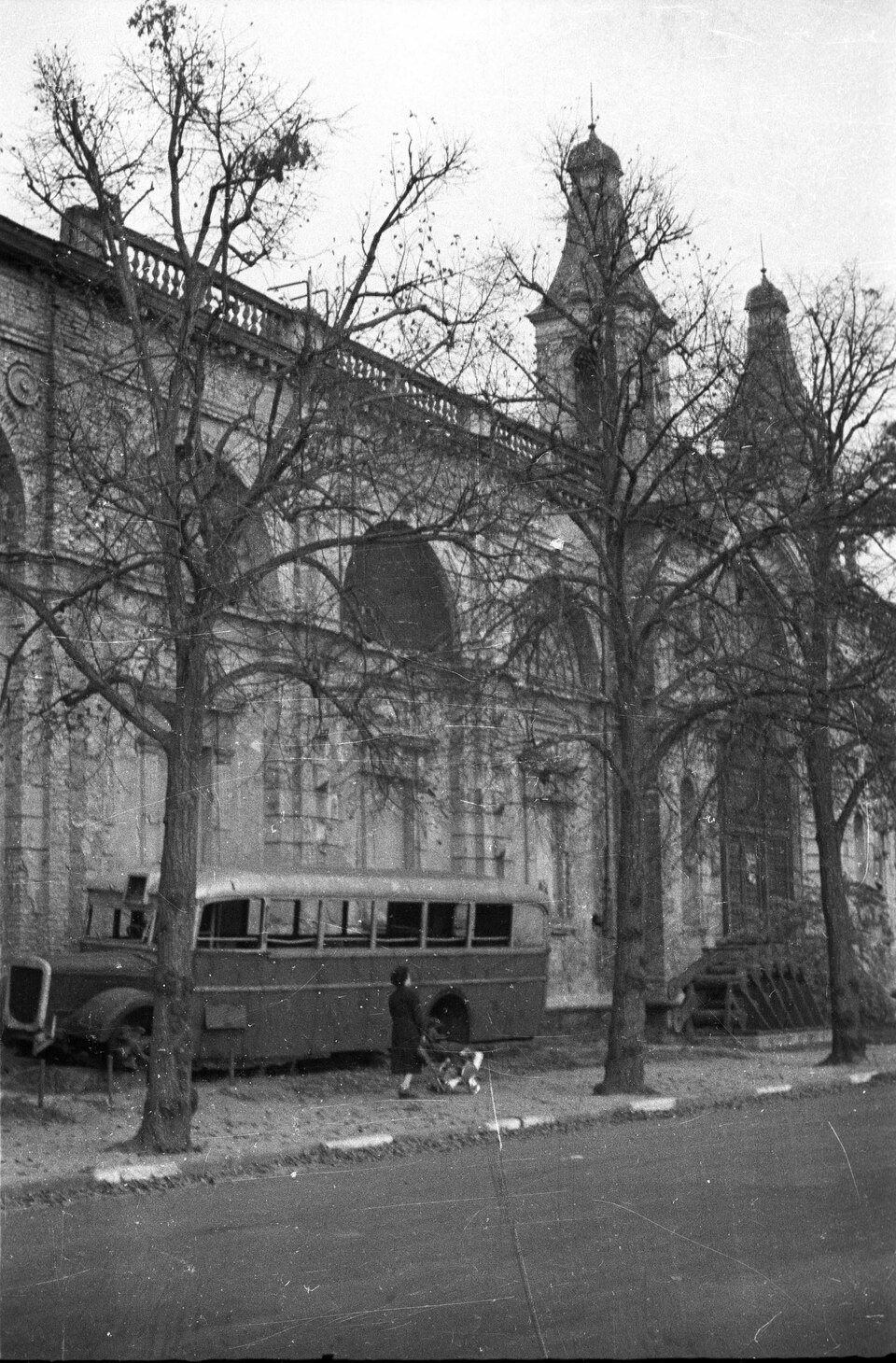 Kilátás a Városliget és Zugló felé, előtérben a Hermina (Május 1.) út, középen a Közlekedési Múzeum épülete., 1966. Forrás: Fortepan / Chuckyeager tumblr