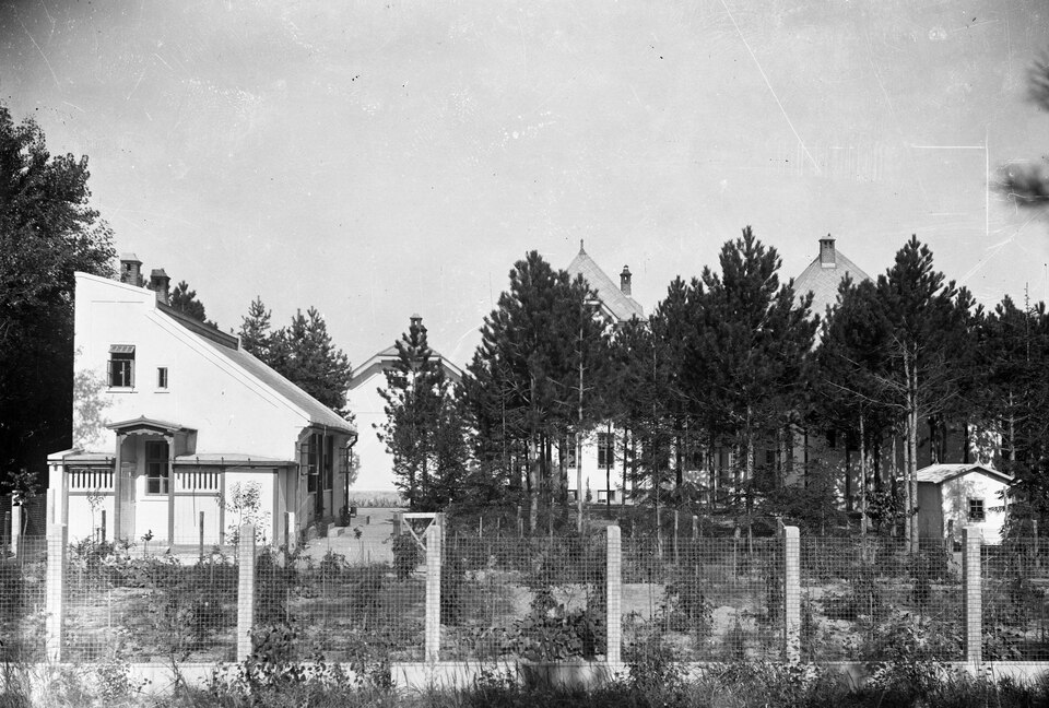 Balatonújhely, Vitorlás utca, Kaáli Nagy Dezső vízépítőmérnök, balatoni kikötők tervezője, az építések vezetőjének kertje a házmester lakással. Leltári jelzet: MMKM TEMGY 2019.1.1. 1161, év: 1920 / Forrás: Fortepan 183514 / Magyar Műszaki és Közlekedési Múzeum / BAHART Archívum