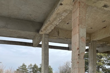 A volt Misina étterem állapota 2021-ben. A Misina-tető komplex fejlesztése, Pécs. AU.ROOM Építész Műhely Kft. 2023-24. 
