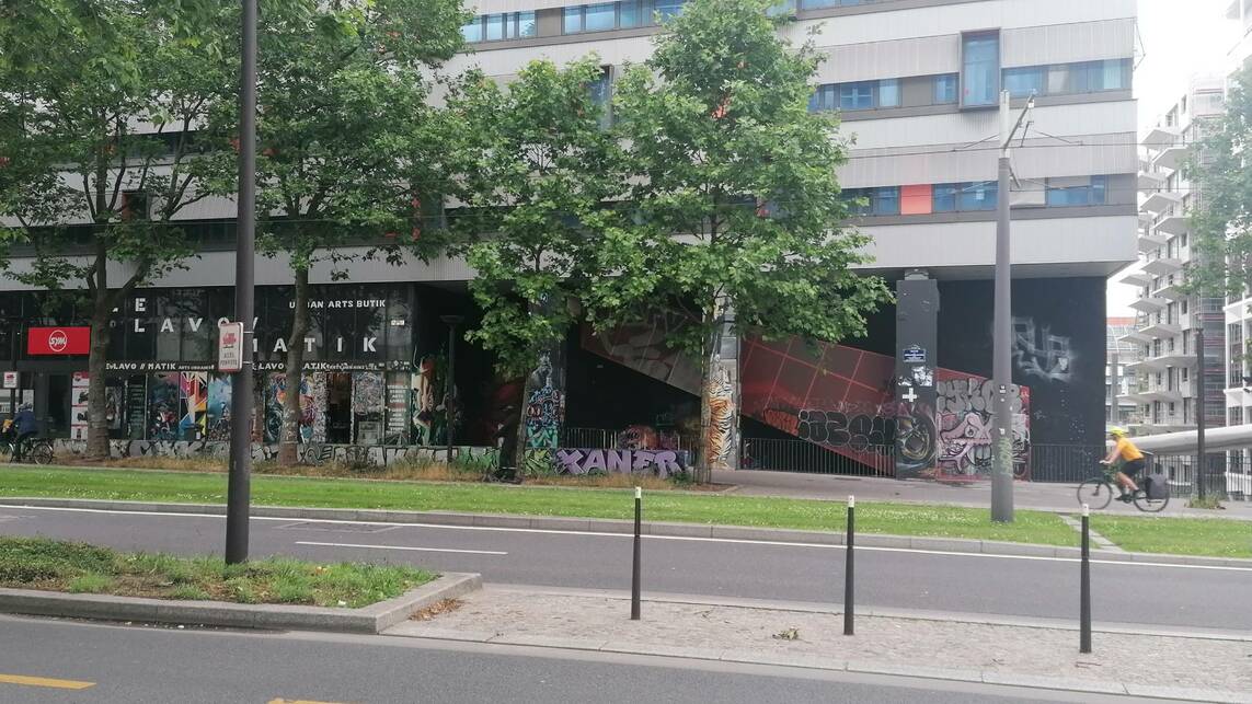 A Lavo//Matik nevű bolt és kiállítótér egy kortárs épület földszintjén. Fotó: Losonczy Anna. 2024.