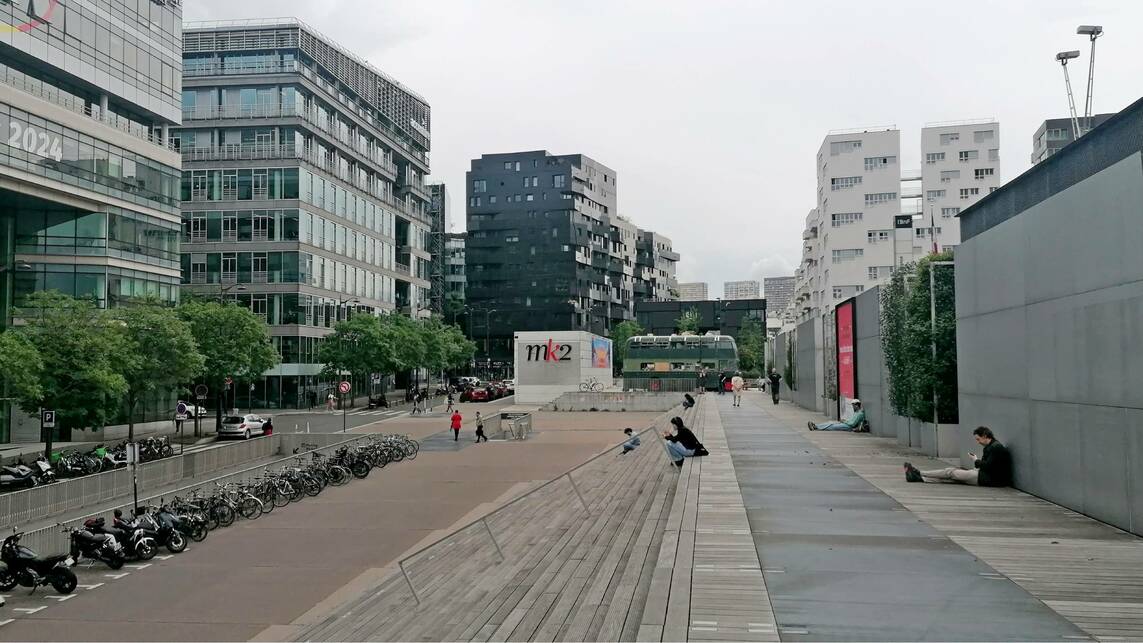 A Nemzeti Könyvtár előtti lépcsőn helyüket kereső, magányos emberek. Fotó: Losonczy Anna. 2024.