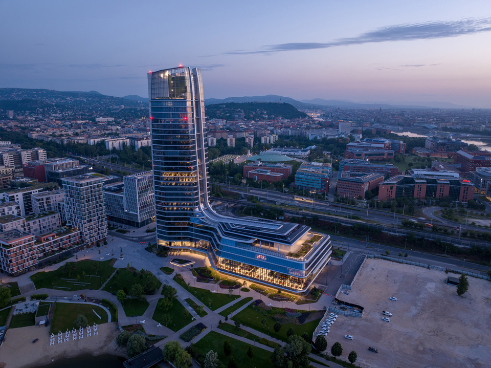 MOL Campus, Budapest – Építészet: Foster + Partners – Generál tervező: Finta és Társai Építész Stúdió Kft. – Belsőépítészet: KINZO Architecten GmbH – Belsőépítész partner: Minusplus Generáltervező Kft. – Fotó: Palkó György – Forrás: Krüllung Kft.