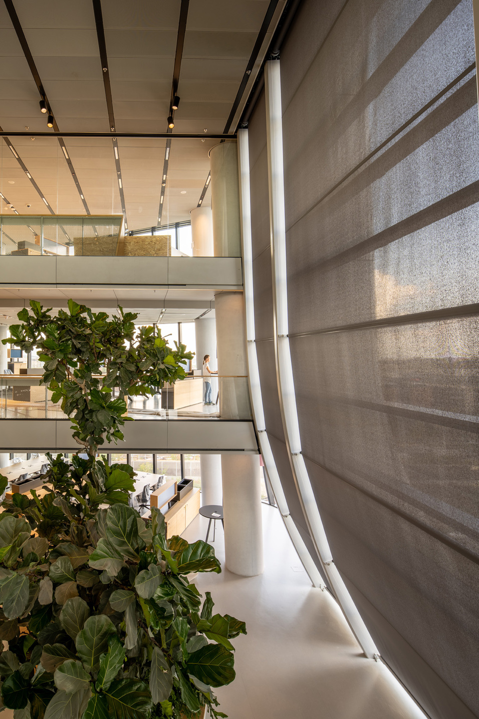MOL Campus, Budapest – Építészet: Foster + Partners – Generál tervező: Finta és Társai Építész Stúdió Kft. – Belsőépítészet: KINZO Architecten GmbH – Belsőépítész partner: Minusplus Generáltervező Kft. – Fotó: Palkó György – Forrás: Krüllung Kft.