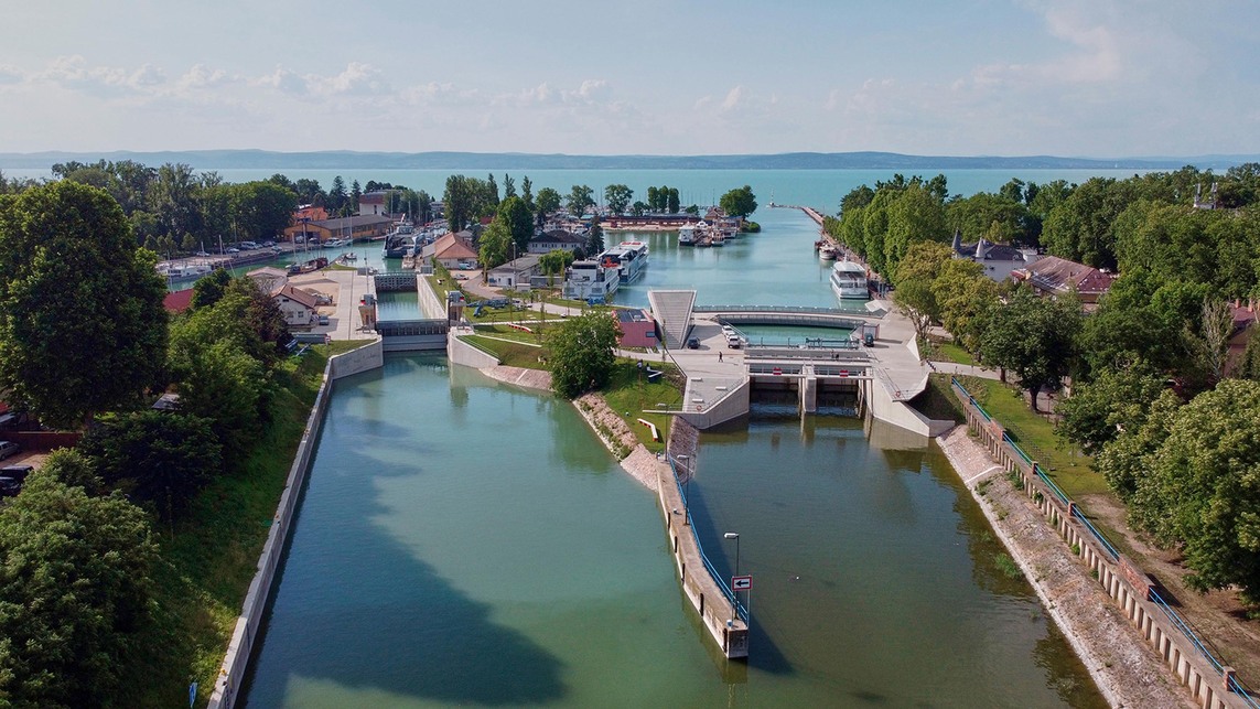 Siófoki nagyműtárgyak rekonstrukciója, üzemviteli épület és új köztér létesítése. Masterplan és építészeti tervezés: Térhálózat. Drón fotó: Pásztor Gábor