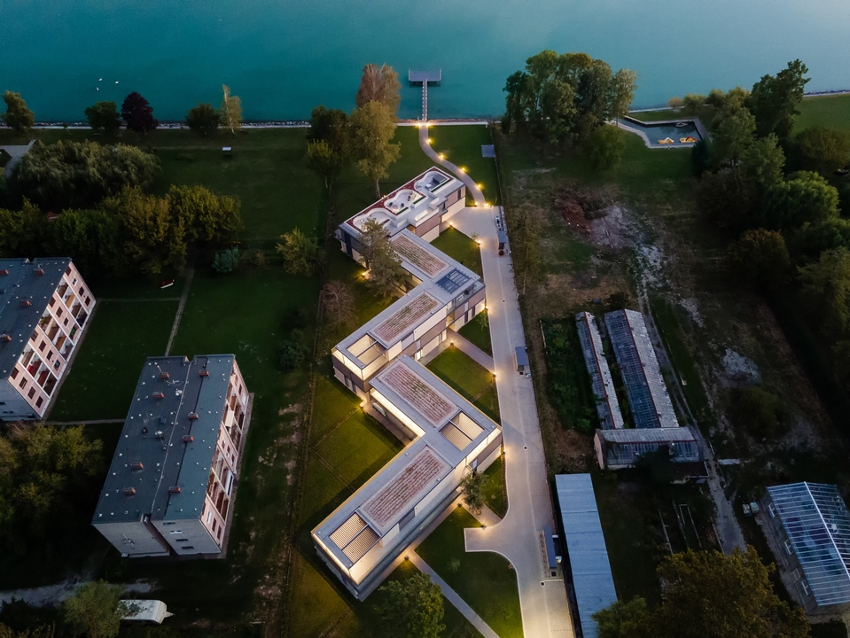 Társasház kategória közönségszavazás Szepesi János Villapark Balatonakarattya. Forrás: Build-Communication