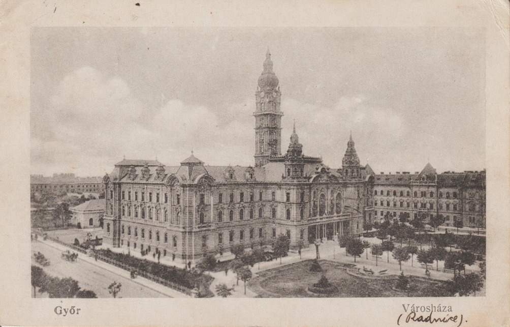 A Városháza korabeli képeslapon, 1915 körül. Forrás: https://www.facebook.com/regigyor/