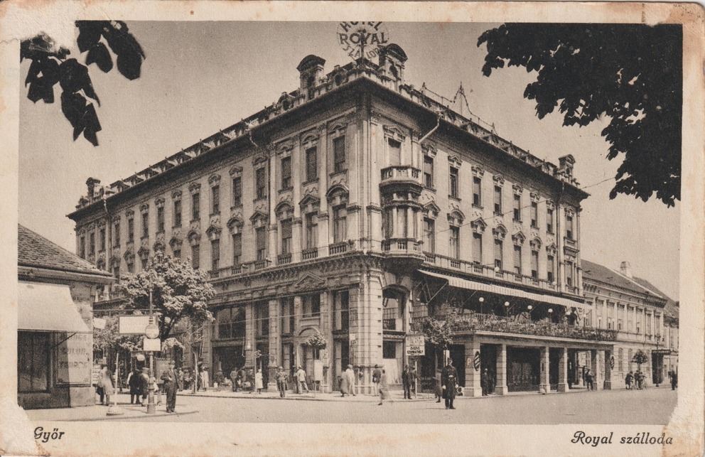 A Royal szálloda az 1935-ben épített terasszal. Képeslap az 1930-as évek második feléből. Forrás: azutazo.hu