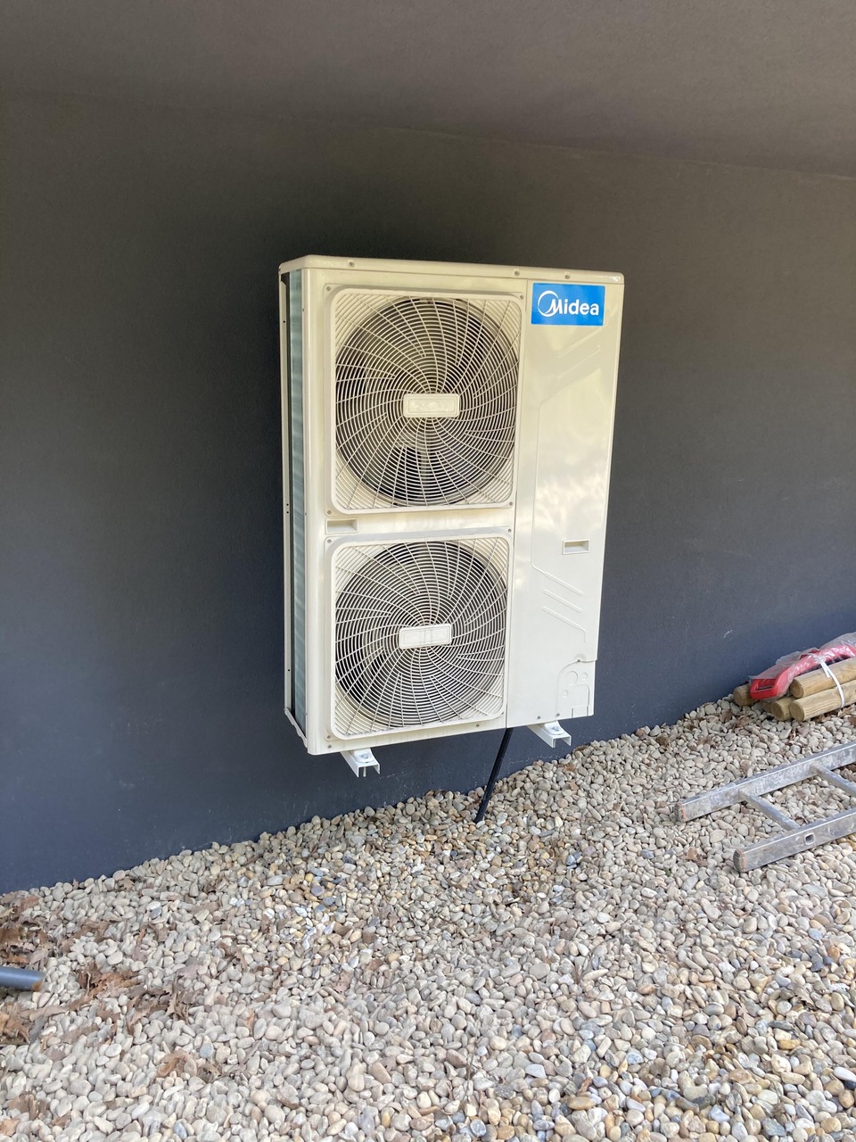 Levegő-víz hőszivattyú kültéri egysége, megfigyelhetők a levegőt áramoltató ventilátorok. (A szerző fotója)