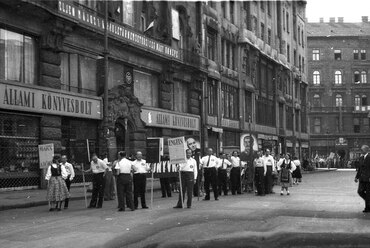 Vörösmarty tér a Deák Ferenc utca felé nézve, 1955. Forrás: Fortepan / Berkó Pál
