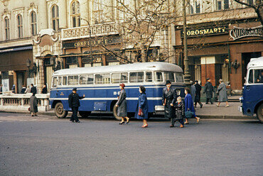 Vörösmarty tér, autóbusz-végállomás a Gerbaud (Vörösmarty) Cukrászda előtt, 1960. Forrás: Fortepan / UWM Libraries
