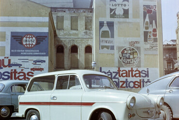 Vörösmarty tér, parkoló a Vigadó hátoldalánál, 1965. Forrás: Fortepan / Bauer Sándor
