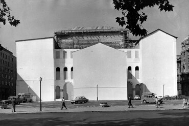 Vörösmarty tér, parkoló a Vigadó hátoldalánál, 1966. Forrás: Fortepan / Budapest Főváros Levéltára. Levéltári jelzet: HU_BFL_XV_19_c_11
