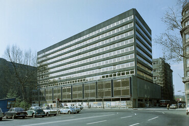 Vörösmarty tér, szemben az ORI (Országos Rendező Iroda) székháza, 1971. Forrás: Fortepan / FŐFOTÓ
