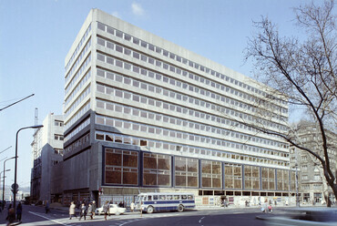 Vörösmarty tér, szemben az ORI (Országos Rendező Iroda) székháza, 1971. Forrás: Fortepan / FŐFOTÓ
