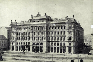 Vörösmarty (Gizella) tér, Haas-palota. A felvétel 1874 körül készült. Forrás: Fortepan / Budapest Főváros Levéltára. Levéltári jelzet: HU.BFL.XV.19.d.1.05.029
