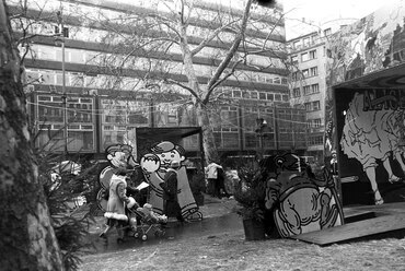 Vörösmarty tér, mesefigurákat ábrázoló paravánok a Váci utcai Aranykapu karácsonyi ajándékvásár idején, 1981. Forrás: Fortepan / Kriss Géza
