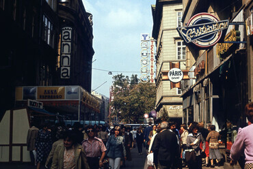 A Vörösmarty tér az 1980-as években. Forrás: Facebook
