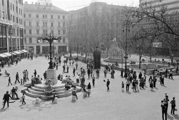 Vörösmarty tér, balra az Oroszlános díszkút, távolabb Vörösmarty Mihály szobra, 1988. Forrás: Fortepan / Szalay Zoltán
