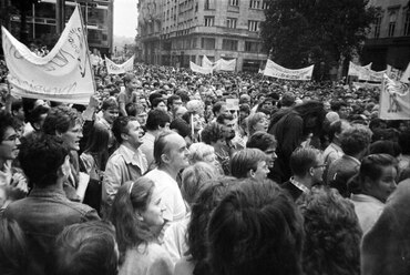 Vörösmarty tér, tüntetés a bős-nagymarosi vízlépcsőrendszer felépítése ellen, 1988. szeptember 12-én. Forrás: Fortepan / Orosz István
