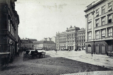 Vörösmarty (Gizella) tér a Harmincad utca felől nézve. A kép 1875 és 1877 között készült. Forrás: Fortepan / Budapest Főváros Levéltára. Levéltári jelzet: HU.BFL.XV.19.d.1.05.088
