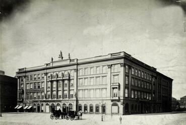 Vörösmarty (Gizella) tér, a Pesti Magyar Kereskedelmi Bank székháza (Gerbeaud-ház). A felvétel 1880-1890 között készült. Forrás: Fortepan / Budapest Főváros Levéltára. Levéltári jelzet: HU.BFL.XV.19.d.1.06.051
