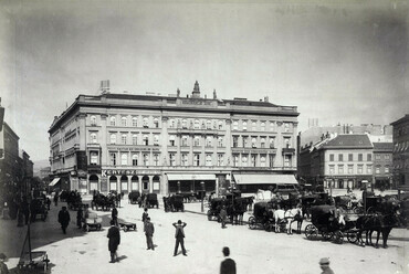 Vörösmarty (Gizella) tér, szemben a Pesti Magyar Kereskedelmi Bank székháza (Gerbeaud-ház). A felvétel 1894 körül készült. Forrás: Fortepan / Budapest Főváros Levéltára. Levéltári jelzet: HU.BFL.XV.19.d.1.07.018
