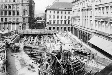 A Milleniumi Földalatti Vasút építése a Gerbaud-ház előtt 1896-ban. Készítette: Klösz György - Vasárnapi Ujság: 1896. 17. Forrás: Wikipedia
