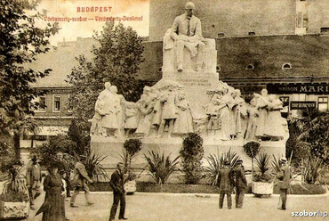 Vörösmarty Mihály frissen falavatott szobra, 1908. Forrás: https://www.kozterkep.hu/ 
