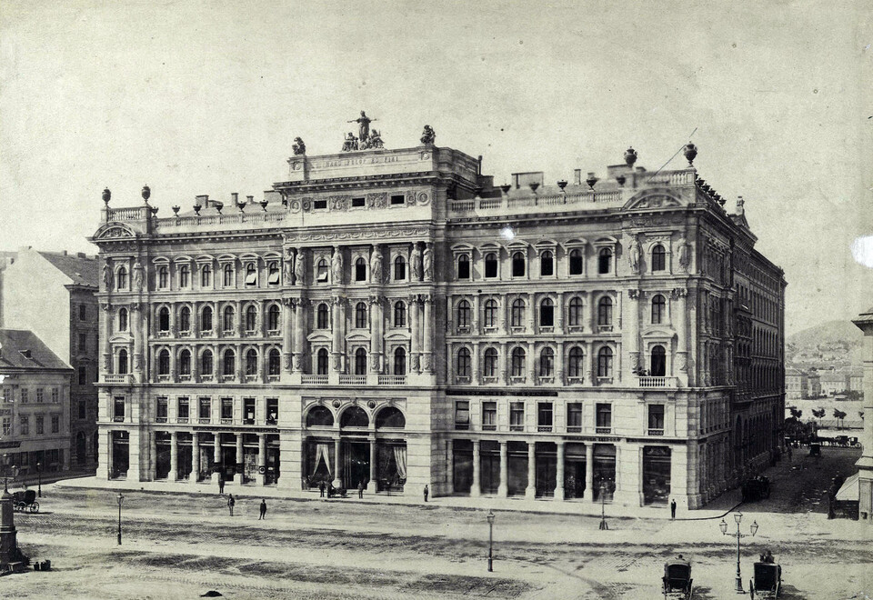 Vörösmarty (Gizella) tér, Haas-palota. A felvétel 1874 körül készült. Forrás: Fortepan / Budapest Főváros Levéltára. Levéltári jelzet: HU.BFL.XV.19.d.1.05.029