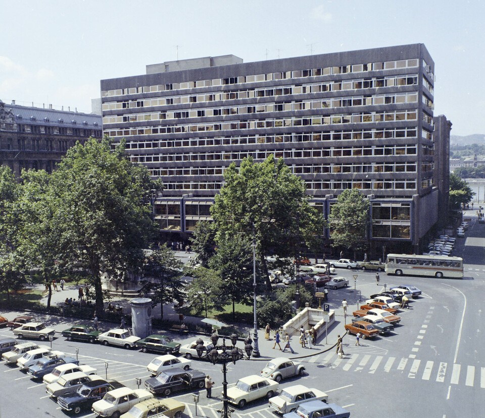 Vörösmarty tér, 1975. Forrás: Fortepan / FŐFOTÓ
