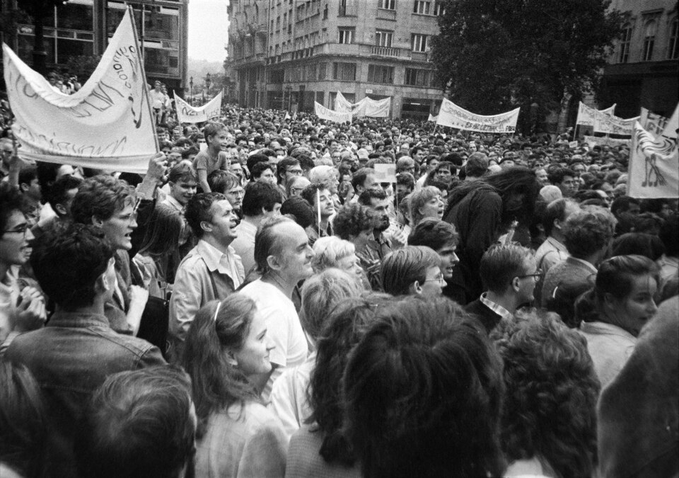 Vörösmarty tér, tüntetés a bős-nagymarosi vízlépcsőrendszer felépítése ellen, 1988. szeptember 12-én. Forrás: Fortepan / Orosz István