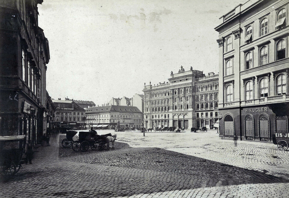 Vörösmarty (Gizella) tér a Harmincad utca felől nézve. A kép 1875 és 1877 között készült. Forrás: Fortepan / Budapest Főváros Levéltára. Levéltári jelzet: HU.BFL.XV.19.d.1.05.088