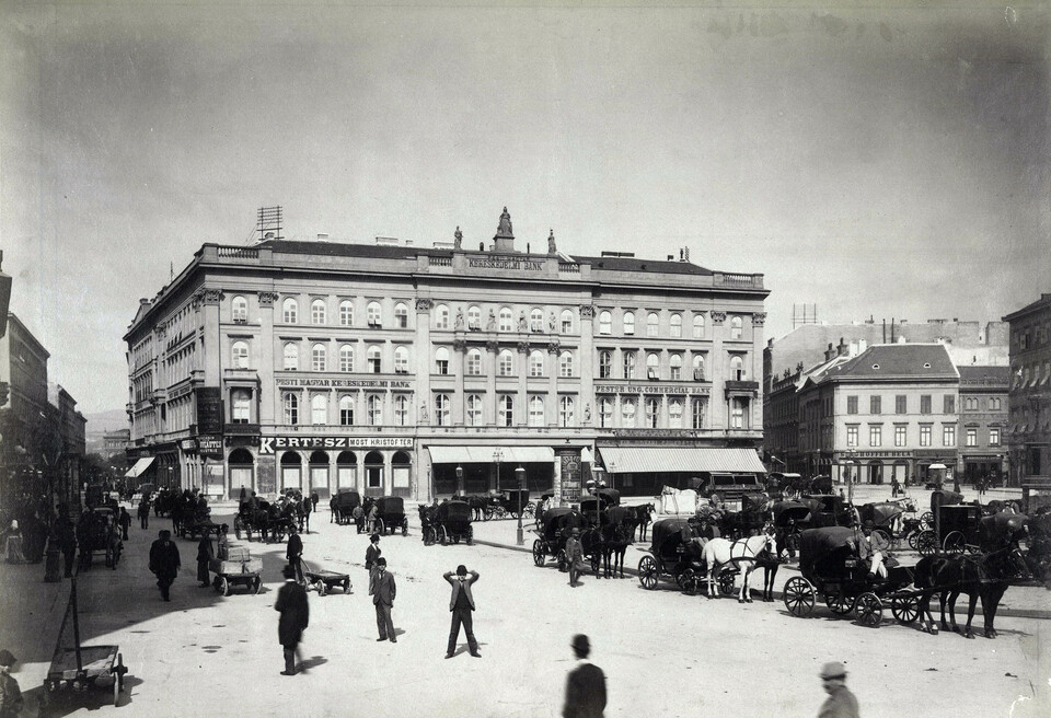 Vörösmarty (Gizella) tér, szemben a Pesti Magyar Kereskedelmi Bank székháza (Gerbeaud-ház). A felvétel 1894 körül készült. Forrás: Fortepan / Budapest Főváros Levéltára. Levéltári jelzet: HU.BFL.XV.19.d.1.07.018
