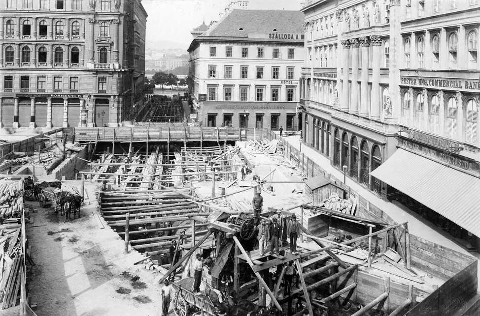 A Milleniumi Földalatti Vasút építése a Gerbaud-ház előtt 1896-ban. Készítette: Klösz György - Vasárnapi Ujság: 1896. 17. Forrás: Wikipedia