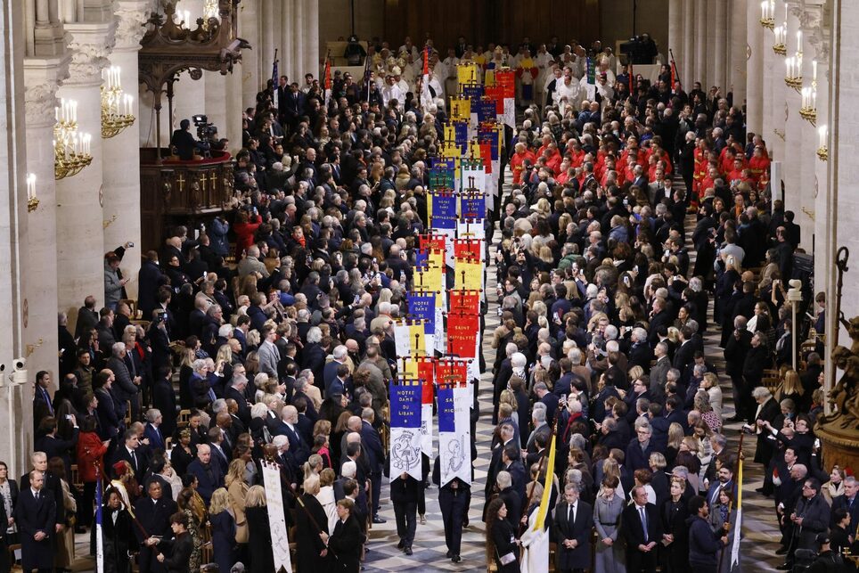 Egyházi zászlókat visznek az öt éve tűzvész áldozatává vált párizsi Notre-Dame-székesegyház újranyitása alkalmából rendezett ünnepségen 2024. december 7-én (Fotó: MTI/EPA/AFP pool/Ludovic Marin)