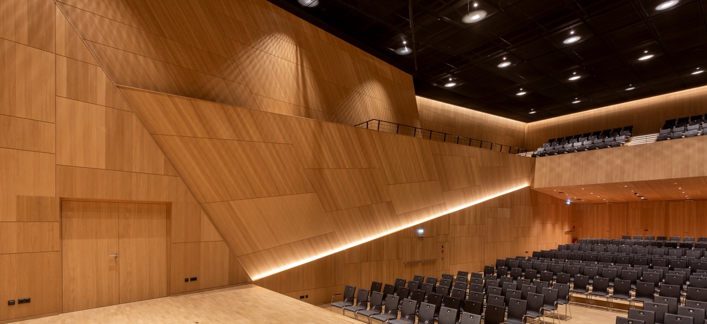 Tauber Philharmonie (Weikersheim, Németország). Építészet: HENN Stúdió (München, Németország). Felhasznált termék: Knauf Ceiling Solutions / DESIGNBOARD Wood. Fotó: Stefan Ernst. Forrás: Knauf Ceiling Solutions