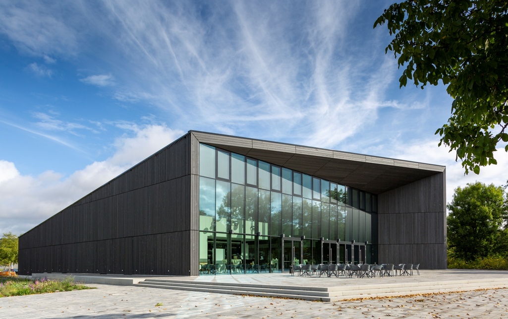 Tauber Philharmonie (Weikersheim, Németország). Építészet: HENN Stúdió (München, Németország). Felhasznált termék: Knauf Ceiling Solutions / DESIGNBOARD Wood. Fotó: Stefan Ernst. Forrás: Knauf Ceiling Solutions