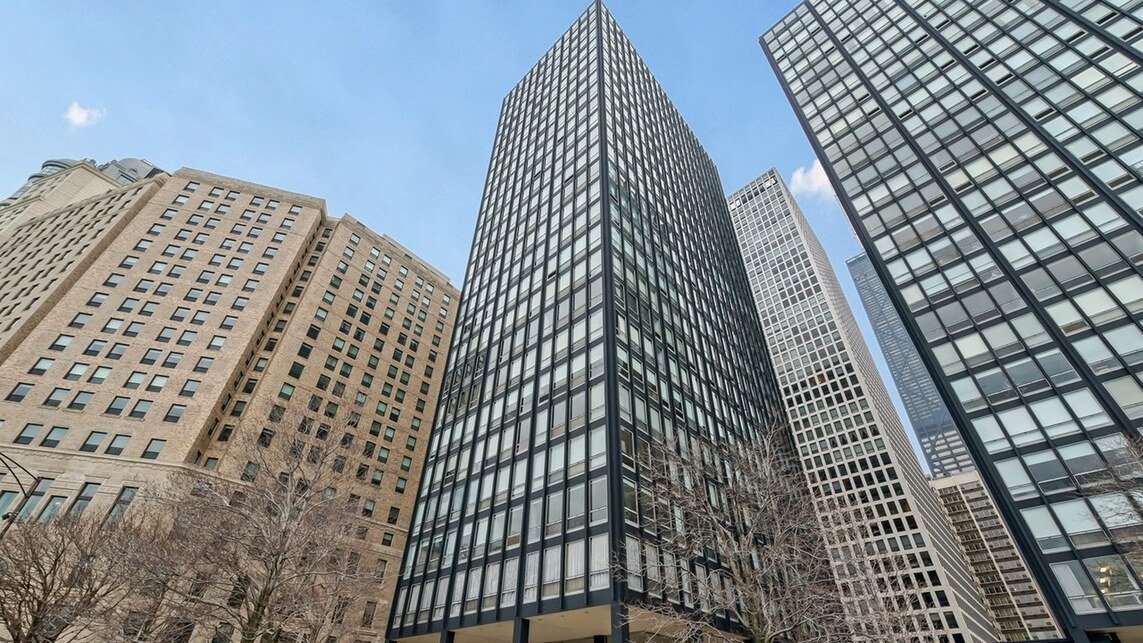 Mies Van der Rohe – Lake Shore Drive lakóházak (a kép jobb oldalán az előtérben álló két ház (1948–1951) – illusztráció a