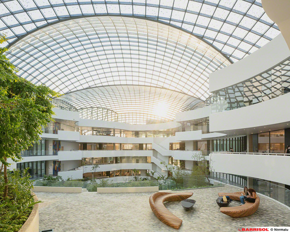 Albert Einstein Center, Brazília. Barrisol Microsorber hő- és UV-álló termékét választották, amely mikroperforált és tökéletesen illeszkedik az üvegtetőhöz a 45 000 m2-es épületben. Forrás: Barrisol / BB Works Interior