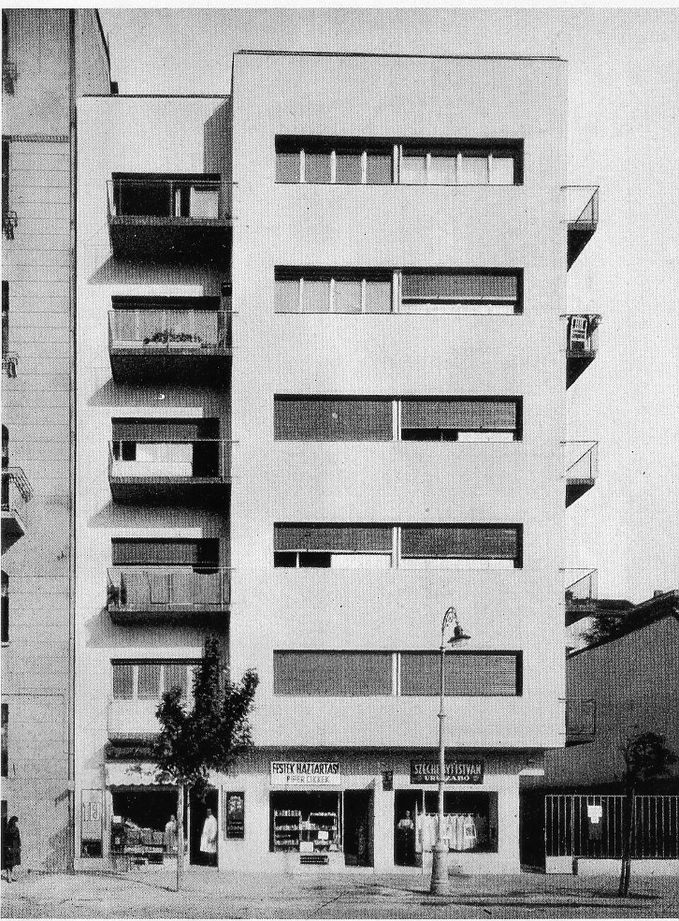 Attila utca 127. – Lakóház (utcai homlokzat) ; épült Major Máté és Detre Pál tervei alapján, 1934; forrás: Wiki commons