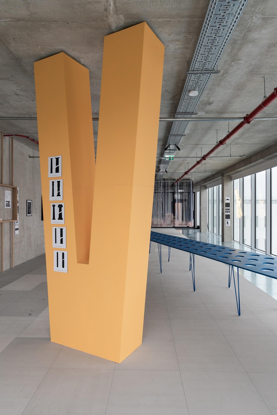 Modernizmus darabokban: a Liget Center, az egykori MÉMOSZ-székház építészeti karakterei. Kiállításkoncepció: Paradigma Ariadné + Art is Business. Fotó: Paradigma Ariadné