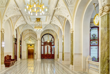 Az épületet 1902 és 1905 között tervezte Alpár Ignác. Eredetileg is banknak épült, az Osztrák-Magyar Monarchia jegybankjának budapesti központja volt. Azon kevés jelentős középületeink egyike, melyek az eredetileg tervezett funkciójukat folyamatosan megőrizték. Jelentős sérüléseket nem szenvedett a második világháború alatt, túlélte az ostromot, és az ‘56-os forradalmat. 1948-ban jelentős átalakításokat végeztek az épületen. Az első két emelet térszervezését jelentősen átalakították, födémbeépítésekkel felosztották és a csarnokszerű nyitott tereket munkacellákra osztották, a belmagasságot az új födémmel gyakorlatilag megfelezték, szűkös és sötét terek közé szorítva a munkát. Az eredeti ablakok jelentős részétől megváltak, a Róth Miksa által tervezett jellegzetes, színpompás üvegfelületeket szintén kicserélték vagy befalazták. A belső udvart befedték, itt kapott helyet a könyvtár. A banki tisztviselők számára tervezett lakótereket szintén átalakították és a belső udvar körül futó loggiát befalazták.
