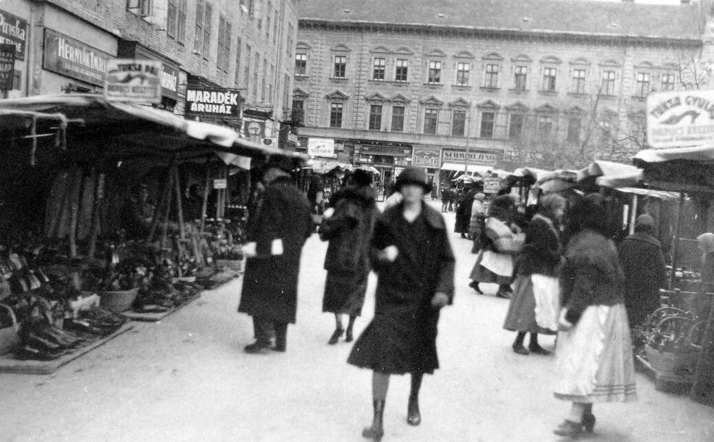 Széchenyi tér, a Zsótér-ház előtti szélesebb járda. Szemben a Kossuth Lajos sugárút torkolata, 1929. Forrás: Fortepan