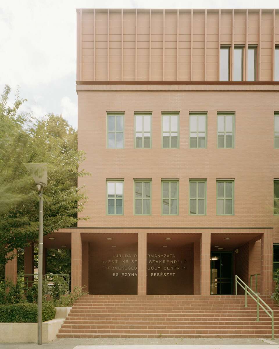 Szent Kristóf Szakrendelő Gyermekegészségügyi Centrum és Egynapos Sebészet. Tervező: Archikon. Fotó: Danyi Balázs