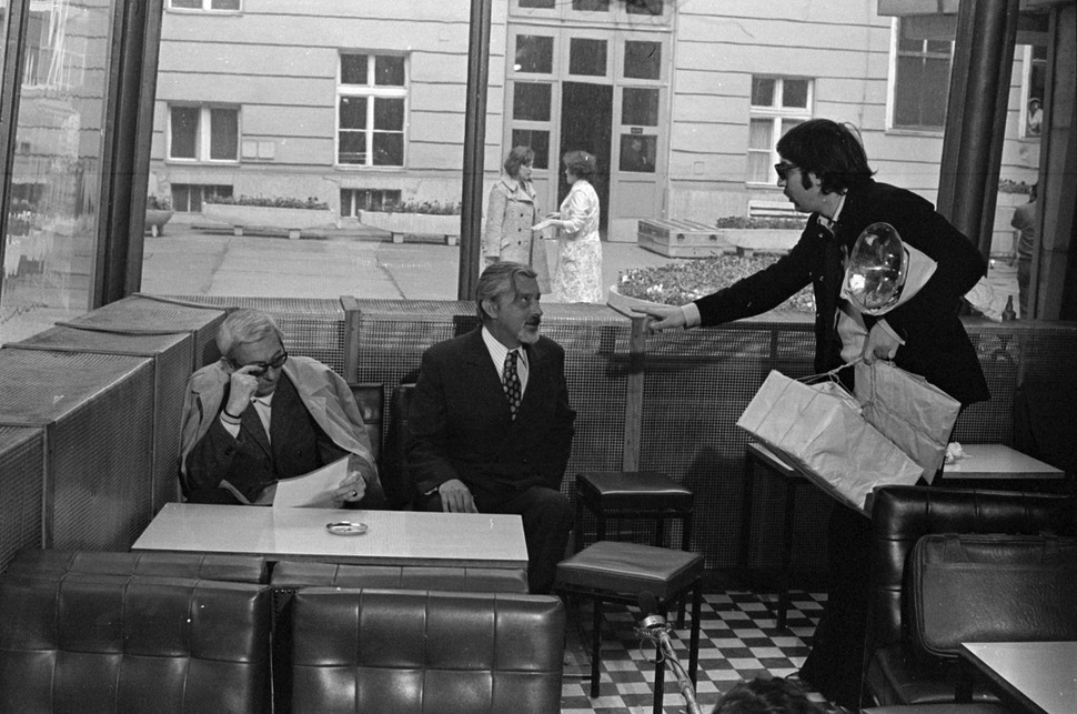Nagy Tibor riporter, Mensáros László és Verebes István színművészek a Pagodában. 1974. Fotó: Fortepan / Szalay Zoltán