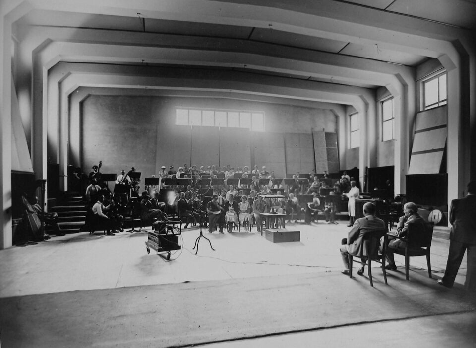 A 6-os stúdió akusztikai próbája, 1935 – a jobb szélen háttal ül Dohnányi Ernő karmester, illetve az akusztikai tervet készítő Békésy György. Forrás: Rádió és Televízió Újság / Fortepan